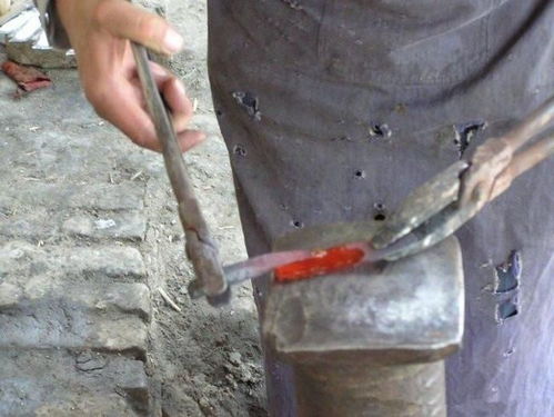实拍 铸剑师傅用废旧的轴承钢,手工制作一把精美的英吉沙小刀